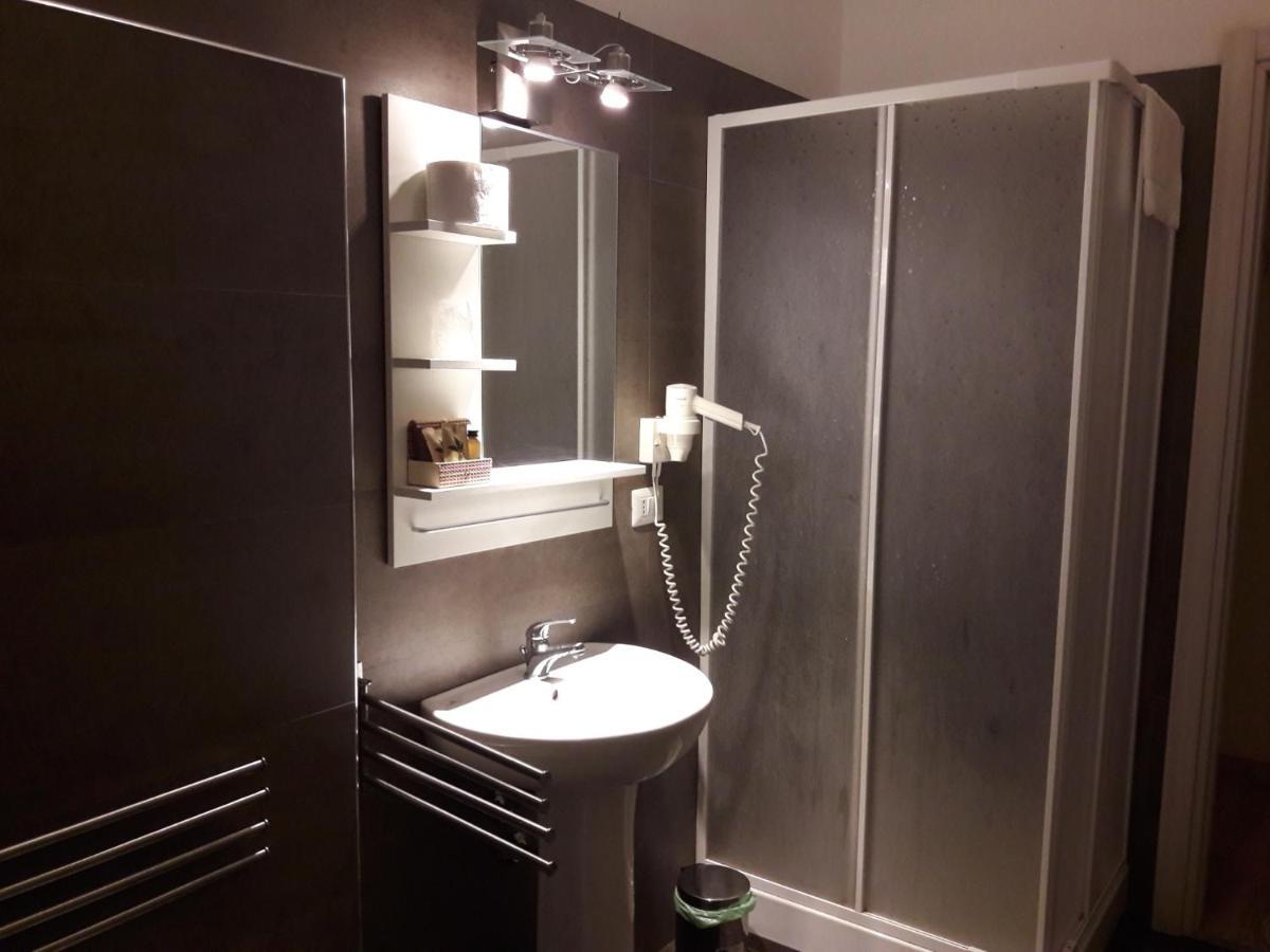 4Rooms Guest House Free Wi-Fi ซาแลร์โน ภายนอก รูปภาพ