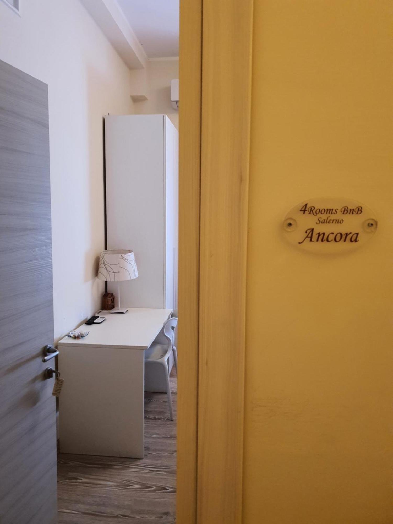 4Rooms Guest House Free Wi-Fi ซาแลร์โน ภายนอก รูปภาพ