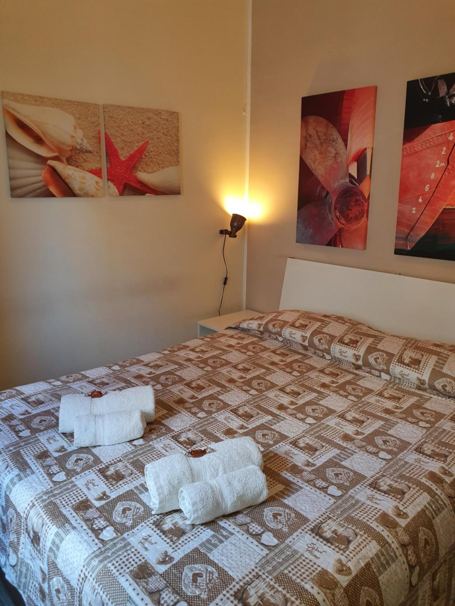 4Rooms Guest House Free Wi-Fi ซาแลร์โน ภายนอก รูปภาพ