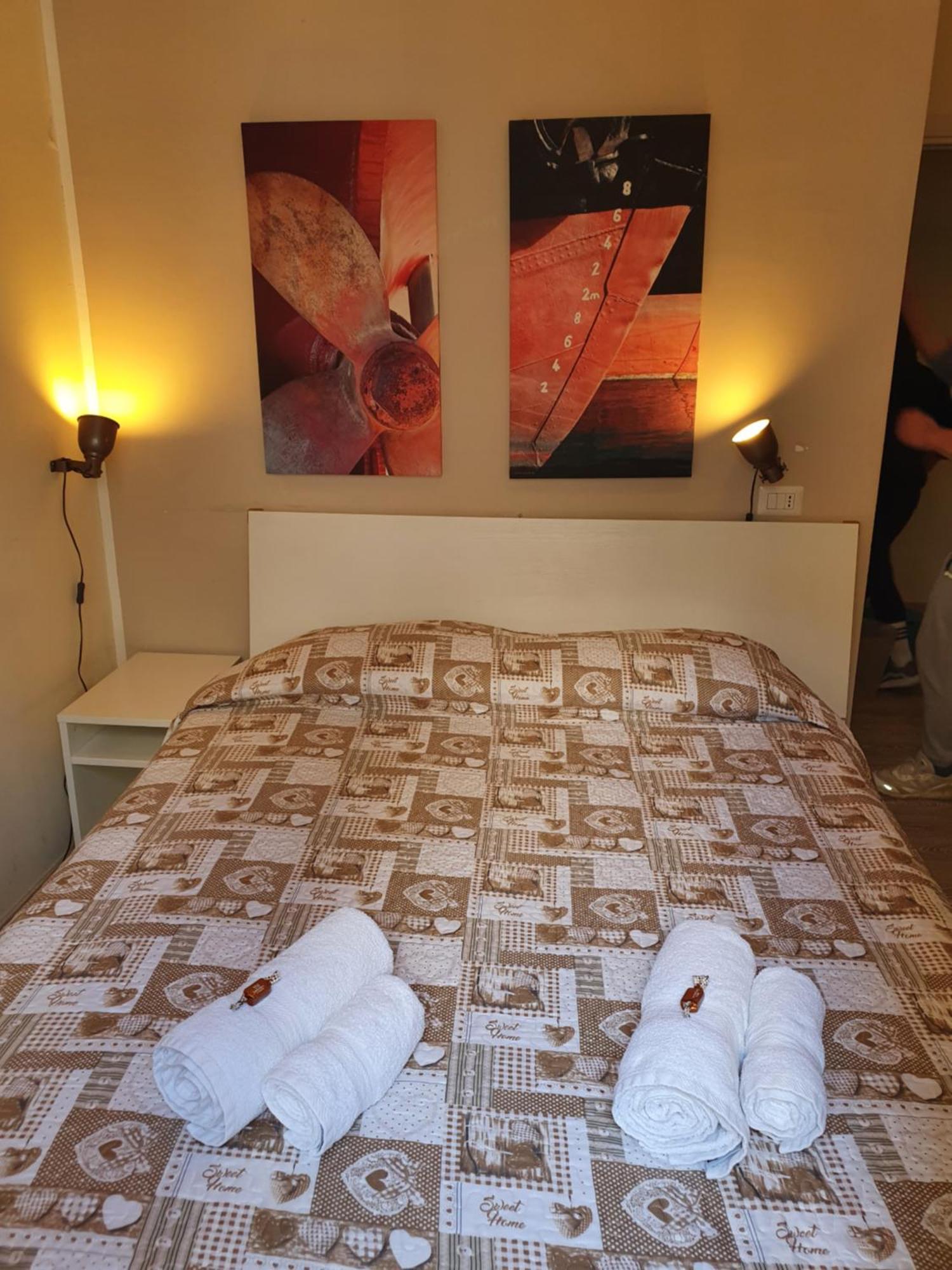 4Rooms Guest House Free Wi-Fi ซาแลร์โน ภายนอก รูปภาพ