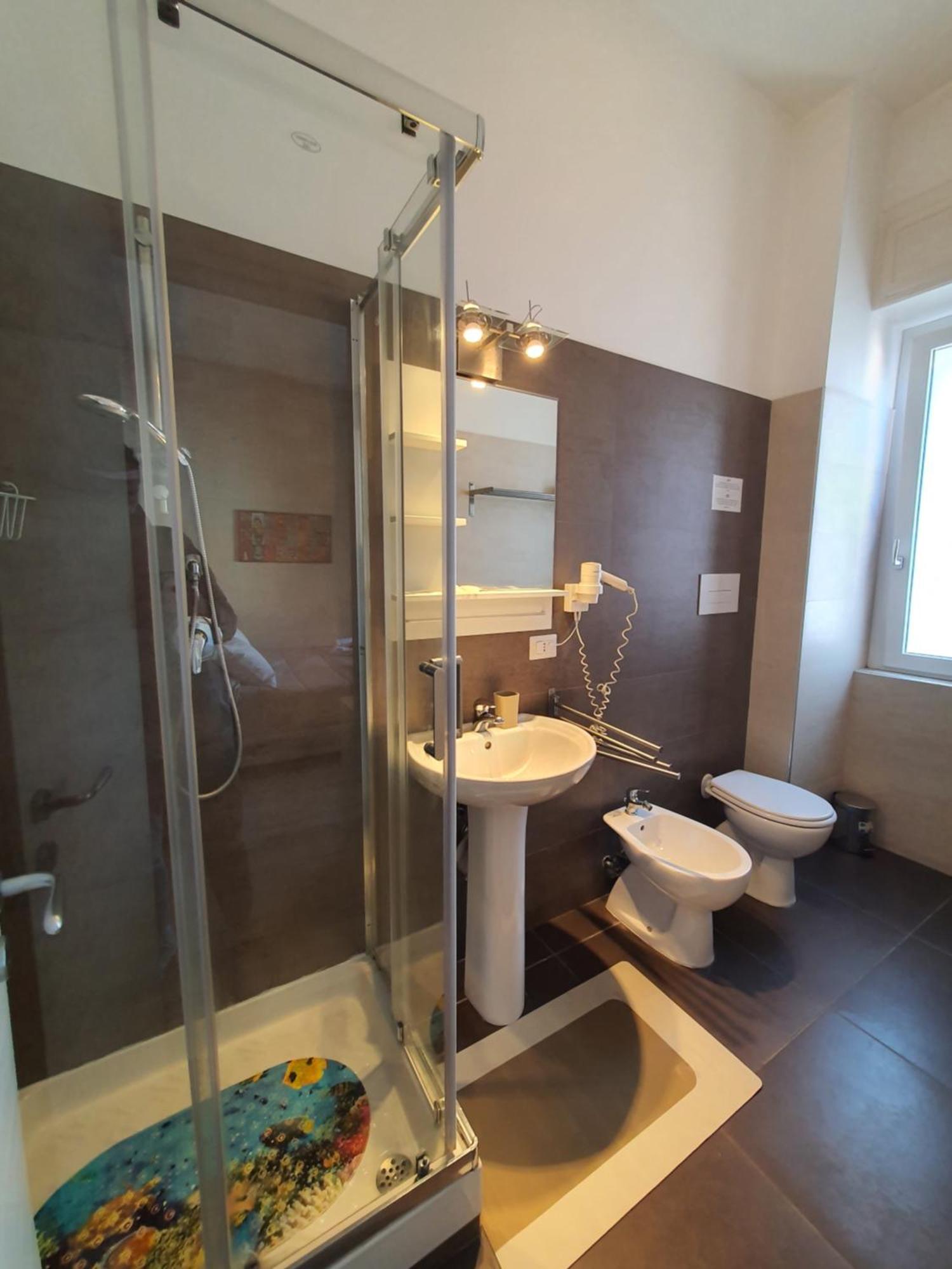 4Rooms Guest House Free Wi-Fi ซาแลร์โน ภายนอก รูปภาพ