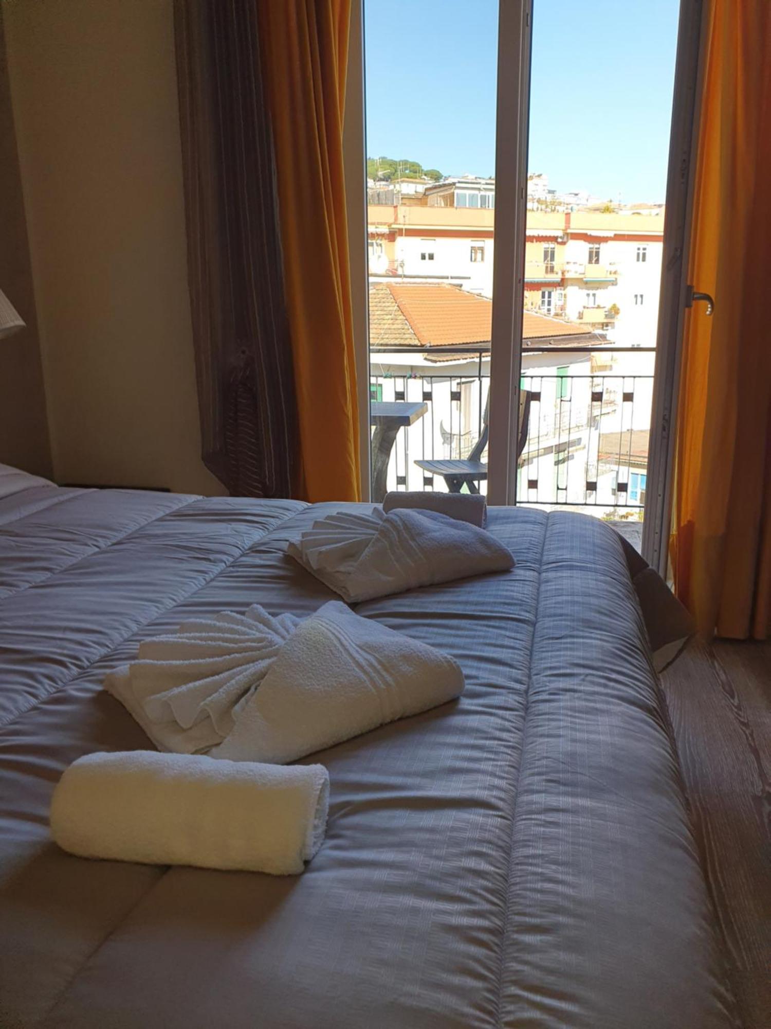 4Rooms Guest House Free Wi-Fi ซาแลร์โน ภายนอก รูปภาพ