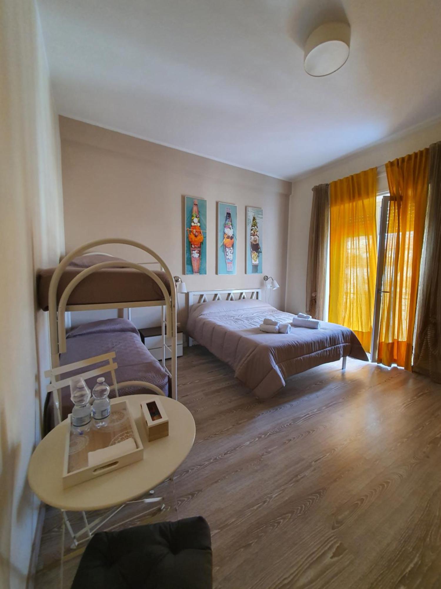 4Rooms Guest House Free Wi-Fi ซาแลร์โน ภายนอก รูปภาพ